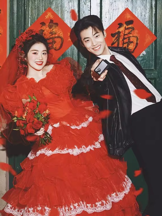 Red Vintage Street Style Weddi - Street Fashion Photographers 评论和价格